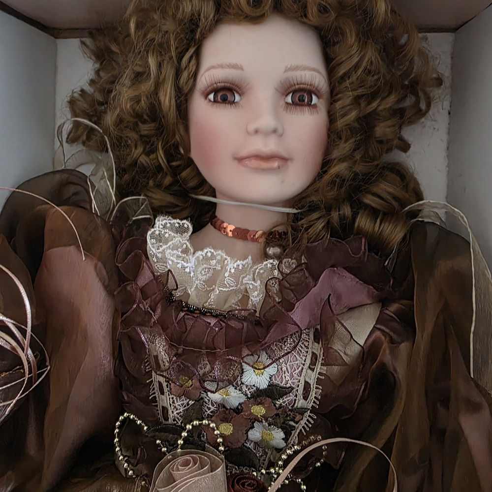Elegant Vanessa Ricardi Porcelain Doll Special Edition 2004 Series